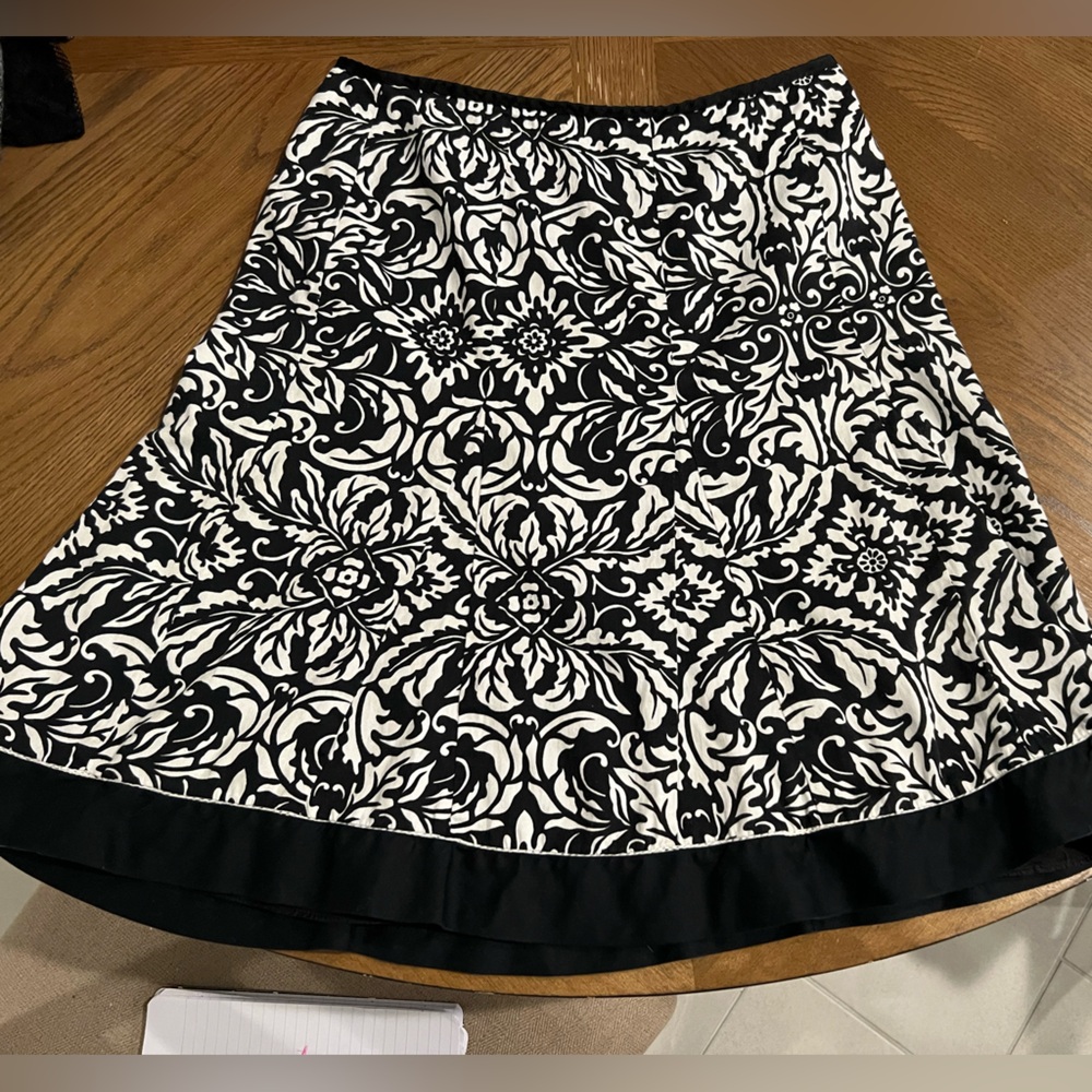 Ann Taylor Black White Floral Skirt Size 8P
